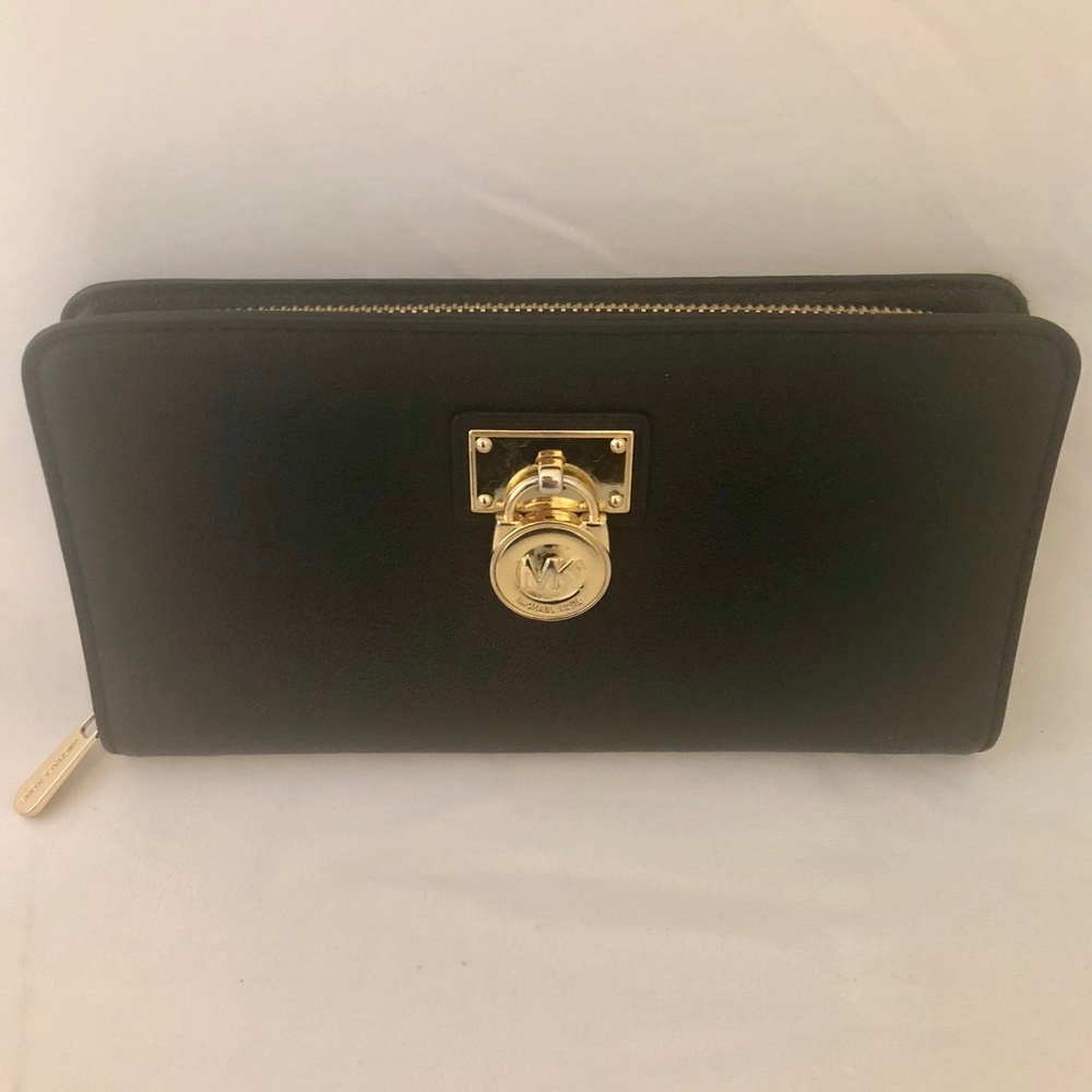 Michale Kors Hamilton zip around wallet.